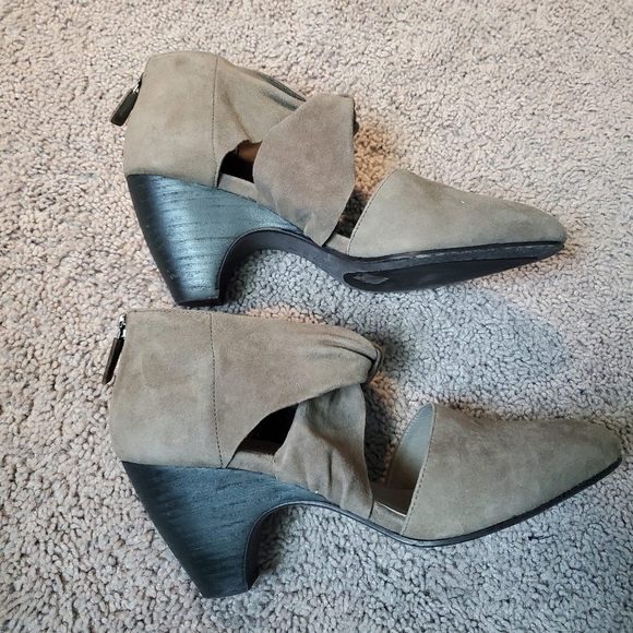 Eileen Fisher Women's Tan Suede Heels Size 9 - Picture 13 of 14